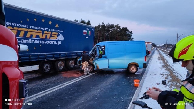 Zderzenie samochodu osobowego z ciężarówką na DW 783 w Gołaczewach