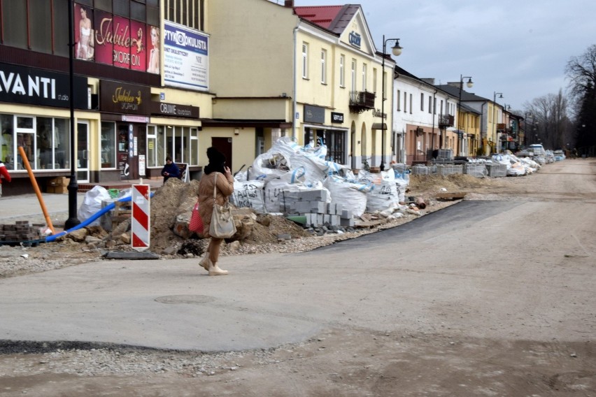 Remont ul. Piłsudskiego w centrum Końskich przerwany. Wykonawca się wycofał, bo pracownicy wrócili bronić Ukrainy [ZDJĘCIA]