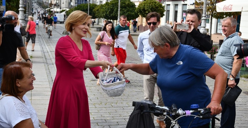 Podczas inauguracji Anna Krupka rozdawała kielczanom krówki.