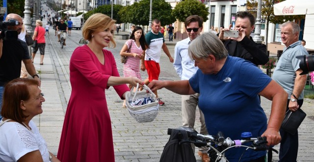 Podczas inauguracji Anna Krupka rozdawała kielczanom krówki.