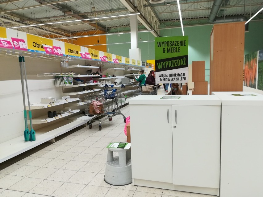 Ostatnie dni supermarketu Tesco przy ul. Majkowskiej w Kaliszu. ZDJĘCIA