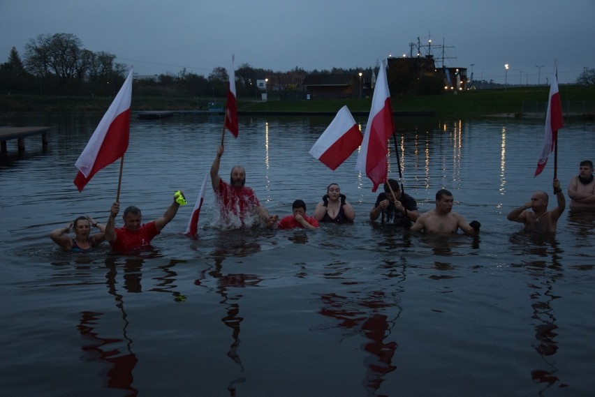 Święto Niepodległości 2020 w Skierniewicach w wykonaniu morsów [ZDJĘCIA, FILMY]