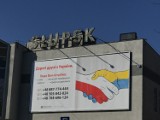 Banery w Słupsku z odwróconymi barwami narodowymi Ukrainy