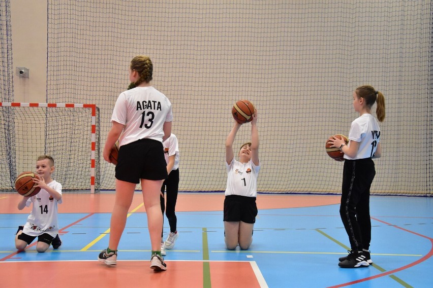 Trening młodych adeptów koszykówki z UKS Basket Regnum...