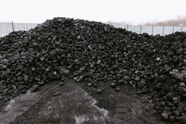 W składzie opału przy Portowej w Głogowie jest sporo węgla, ale klientów coraz mniej
