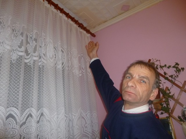 Andrzej Okoński z Bytowa pokazuje grzyb na ścianie w mieszkaniu które zajmuje