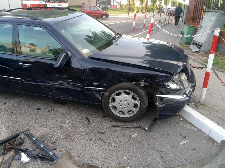 Wypadek w powiecie włocławskim. Zderzenie mercedesa z peugeotem  [zdjęcia]