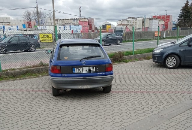W poprzek na parkingu mimo wyznaczonych wyraźnie miejsc? W Kielcach to jak widać możliwe - więcej takich przykłądów na kolejnych zdjęciach