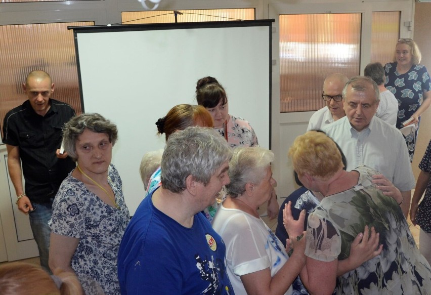 Pracownicy i podopieczni DPS w Skrzynnie pożegnali panią Jolę. Były kwiaty i łzy wzruszenia 