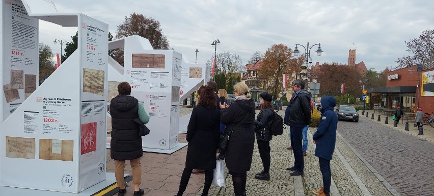 Nowa wystawa na placu Jagiellończyka w Malborku. W konturach Polski można oglądać stare dokumenty 