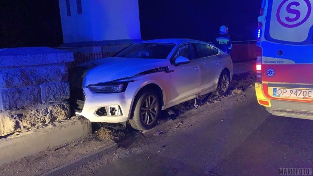 Do wypadku doszło tuż po godzinie 21.00 w Kępie (gmina Łubniany). Według wstępnych ustaleń pracującej na miejscu policji, 33-latka kierująca audi A5 uderzyła w mur mostu. Kobieta została zabrana do szpitala. Była trzeźwa.