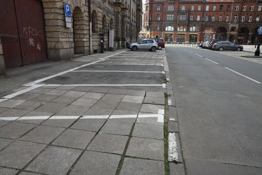 Puste parkingi, przez koronawirusa legniczanie zostali w...