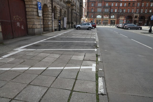 Puste parkingi, przez koronawirusa legniczanie zostali w domach.