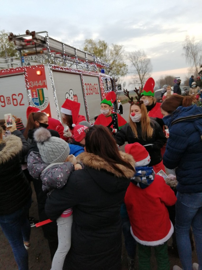 Święty Mikołaj odwiedził dzieci w gminie Cedry Wielkie. Wiózł go rozświetlony wóz strażacki OSP Koszwały |ZDJĘCIA