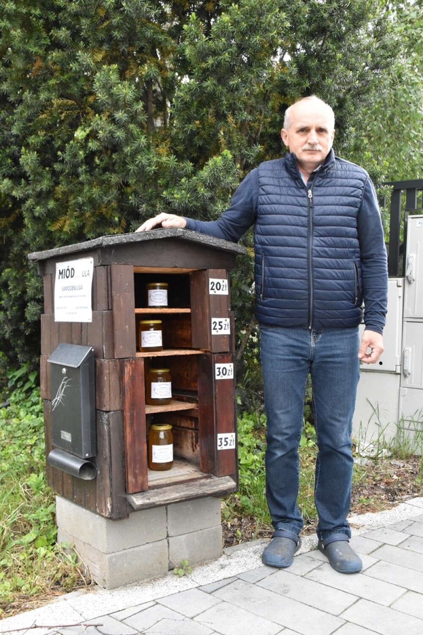 Mechlin pod Śremem. Samoobsługowy punkt sprzedaży miodu pana...