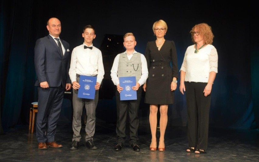 180 uczniów ze Zgorzelca otrzymało stypendia i nagrody specjalne od burmistrza. Gratulujemy