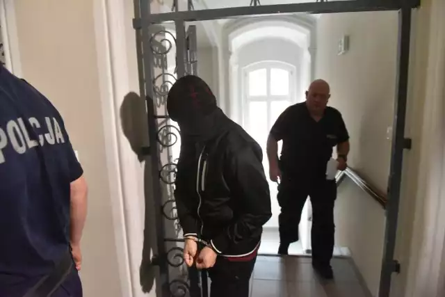 Oskarżony ksiądz Jacek W. doprowadzony został 23 czerwca (piątek) do sądu z aresztu w Toruniu. Miał zasłoniętą twarz. Na polecenie sędziego odsłonił jej część, by móc do mikrofonu odpowiadać na pytania.