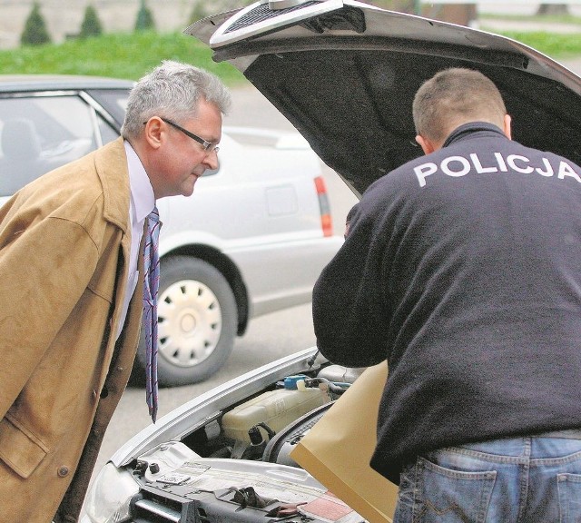Policja dokładnie sprawdziła podejrzane śmieci pod maską auta posła