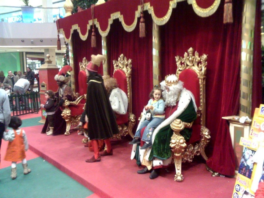 Trzej Królowie wszędzie witają dzieci prezentami.