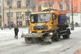 Spadł pierwszy śnieg. Trwa odśnieżanie miasta