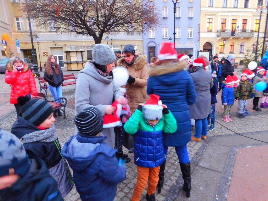 Centrum Wałbrzycha rozbłysnęło tysiącami światełek - dekoracji świątecznych. Jest pięknie!