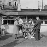 Praga na zdjęciach w latach 70. Sąsiedzkie rozmowy, dziecięce zabawy i codzienność. Niezwykła wystawa fotografii Alberta Krystyniaka