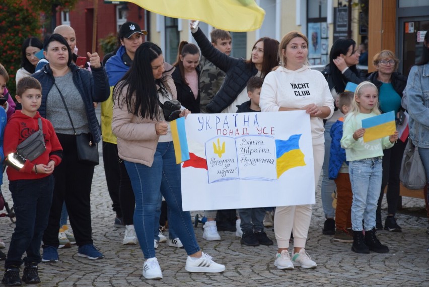 Ukraińcy z Sieradza protestowali na Rynku przeciwko wojnie i...