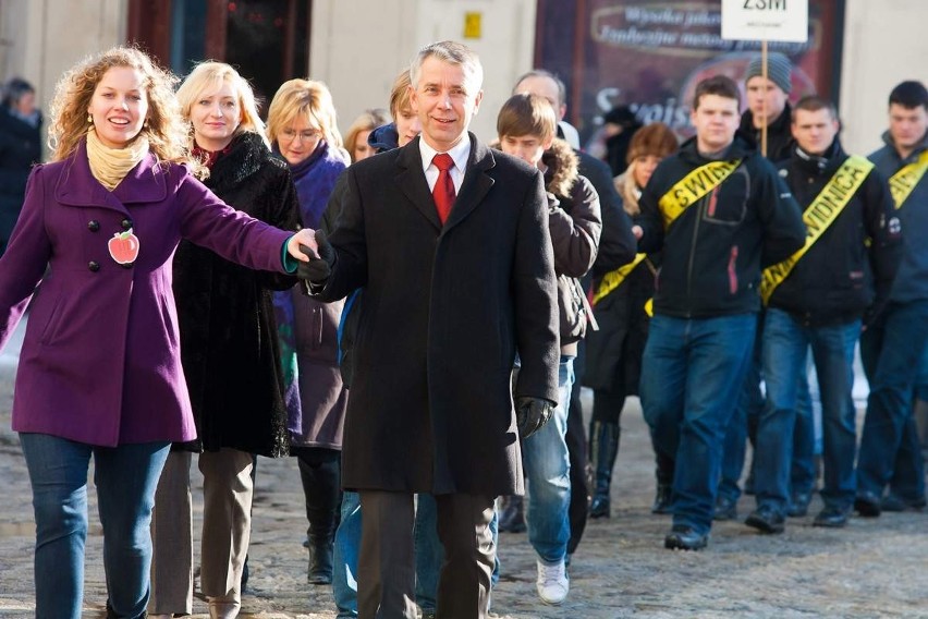 Świdnica: Polonez maturzystów na Rynku (zdjęcia)