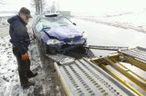 Wrocław: Ślisko na drogach. Wypadek autobusu, honda w rzece (ZDJĘCIA)