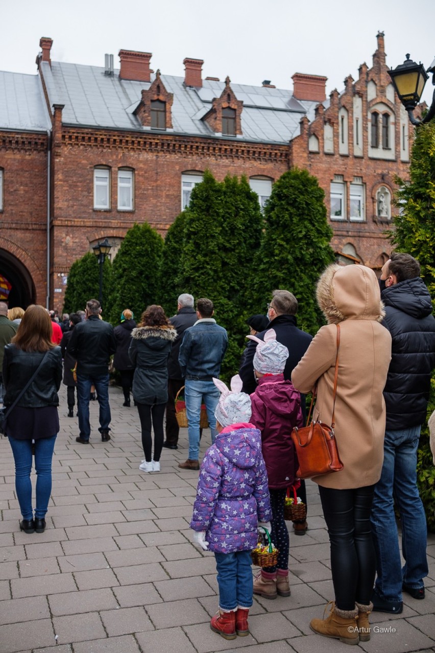 Święcenie pokarmów w Tarnowie. Piękna tradycja Wielkiej Soboty z powodu pandemii odbywała się na placach przed kościołami [ZDJĘCIA]