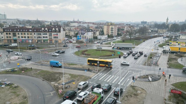 Na skrzyżowaniu ulic Sandomierskiej i alei Solidarności w Kielcach prace przy ITS zaczęły się w ubiegłym roku, nie wiadomo, kiedy się skończą. Więcej na kolejnych zdjęciach