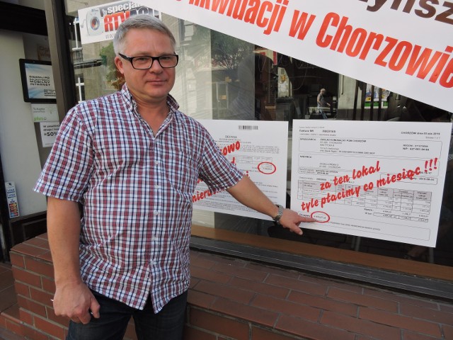 Czynsze w Chorzowie: Zdzisław Wesołowski w witrynie swojego sklepu wywiesził fakturę za czynsz