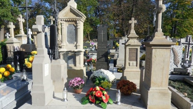 Dzięki kwestom w dniu Wszystkich Świętych przy cmentarzu w Zatorze odnowionych zostało już m.in. kilkadziesiąt zabytkowych nagrobków i pomników