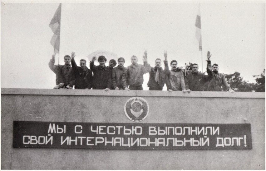 Zdjęcie szczecineckich licealistów na trybunie w Bornem