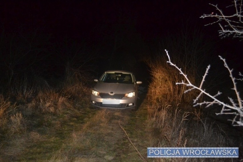 Siechnice. Policja znalazła mężczyznę, który wypożyczył auto, porzucił je w zaroślach i zniknął