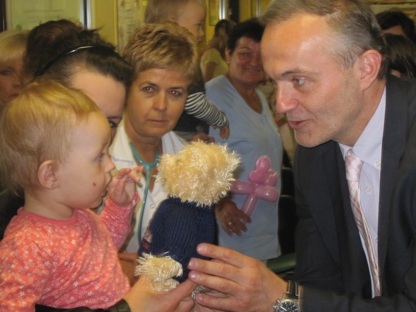 Dzień Dziecka w Gdyni. Wojciech Szczurek odwiedził w szpitalach chore dzieci