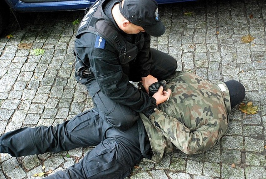 Ćwiczenia policjantów przed Zamkiem Dzikowskim
