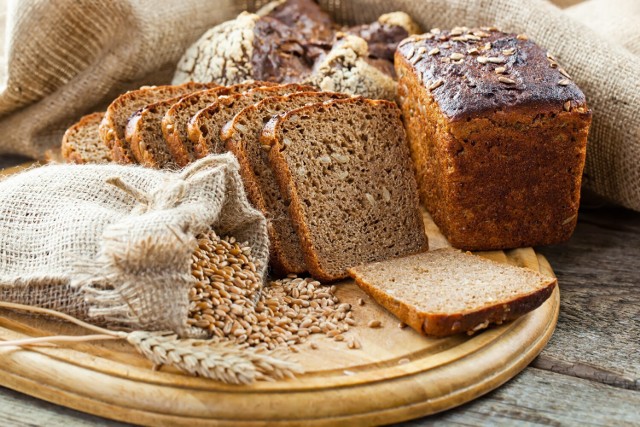 Do podstawowego ciasta na chleba można dodawać różne ziarna, np. zbóż, pestki, nasiona i orzechy.