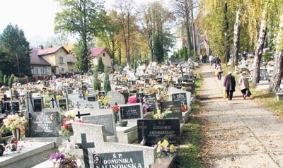 W Bielsku-Białej dominują małe, urocze parafialne cmentarze, które mają swój niepowtarzalny klimat. Na zdjęciu cmentarz parafii w bielskiej Kamienicy