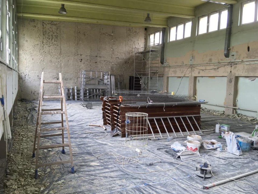 Trwa remont sali gimnastycznej w "Tischnerze" w Wodzisławiu...