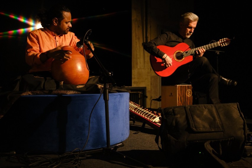 Indyjski mistrz instrumentów perkusyjnych i wirtuoz gitary flamenco w Rzeszowskich Piwnicach [ZDJĘCIA]