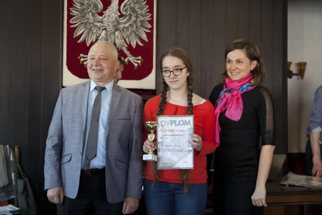 Najlepsza juniorka Eliza Rosiek (w środku) z przedstawicielami organizatora:Pauliną Syposz-Ciemny i Zbigniewem Kisielem