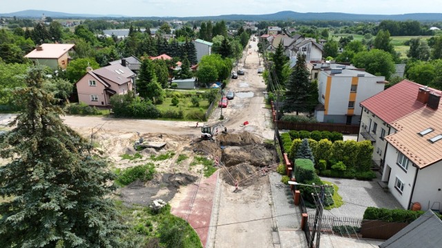 Mieszkańcy ulicy Wydryńskiej w Kielcach po wielu latach próśb będą mieli asfaltową nawierzchnię i chodniki. 

Zobacz kolejne zdjęcia 