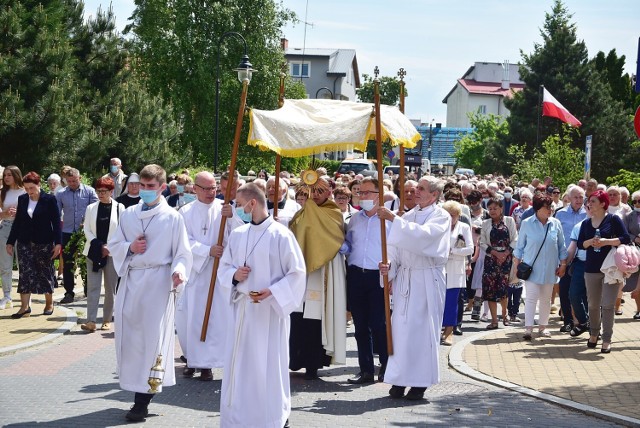 Podczas procesji eucharystycznej wierni przeszli ulicami Słowackiego, Żeromskiego, Piękną i Wybickiego, modląc się przy przygotowanych ołtarzach