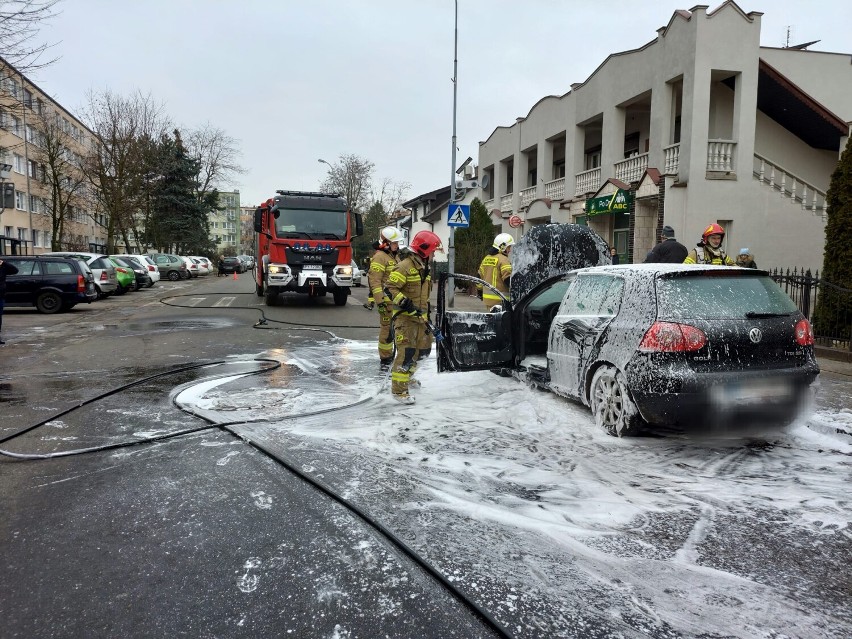 Pożar auta w Słupcy. Płomienie sięgały kilku metrów 