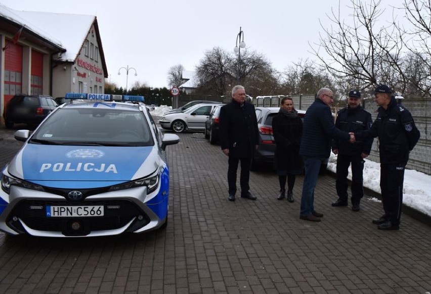 Nowy Staw. Komisariat policji z nowym samochodem. W zakupie radiowozu pomogły samorządy