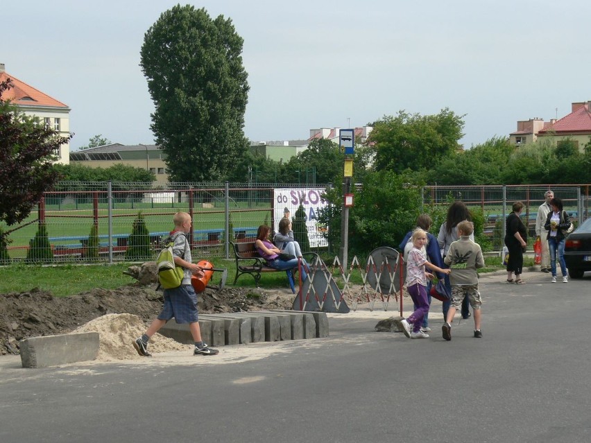 - Nasi pracownicy budują dojście do przystanku autobusowego,...