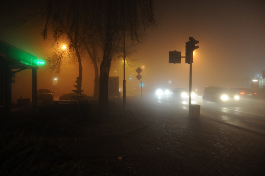 Śrem: mgła zasnuła miasto. "Mleko" na drogach [ZDJĘCIA]