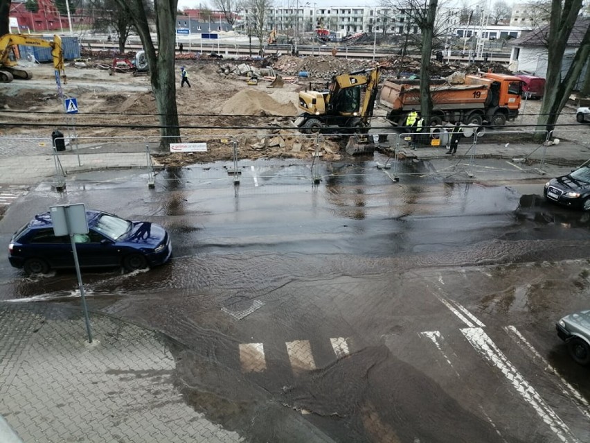 Na budowie dworca w Goleniowie strzeliła rura. Ulica zalana