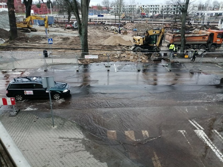Na budowie dworca w Goleniowie strzeliła rura. Ulica zalana